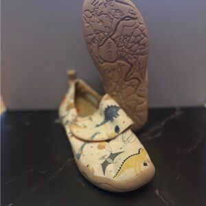 UIN dinosaur shoes